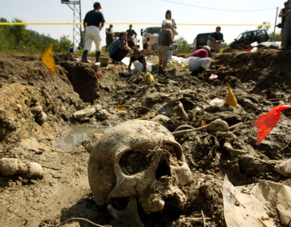 Resti umani in una fossa comune di Srebrenica