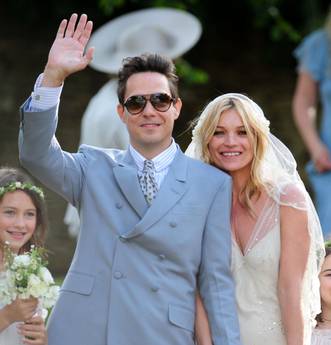 Kate Moss in bianco: Ha ufficialmente sposato il musicista Jamie Hince