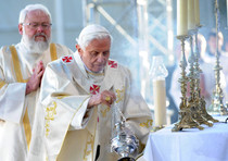 Papa Benedetto XVI: Spari prima della messa