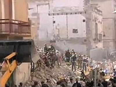 Crollo palazzina su opificio a Barletta: 5 persone sotto le macerie
