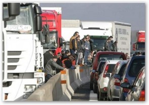 Protesta autotrasportatori, sciopero: Benzinai chiusi e negozi vuoti