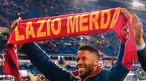 Bastos a Roma con la sciarpa “Lazio m…”, poi le scuse