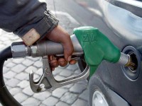 Manovra finanziaria: Subito aumento della benzina