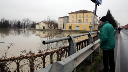 Maltempo: alluvione nel modenese, frane in Liguria, rischio fiumi