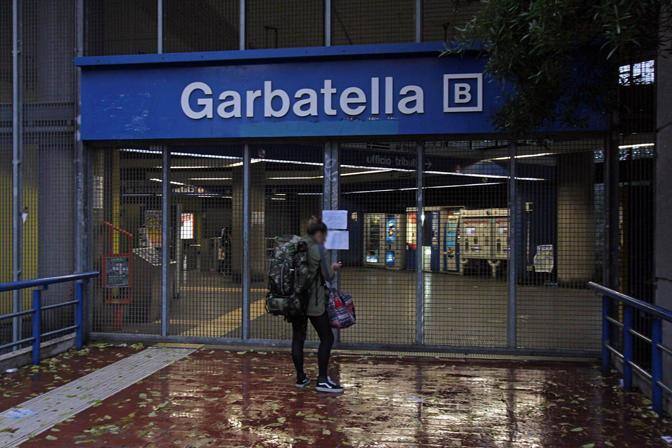 Metro B Roma bloccata: morto un passeggero