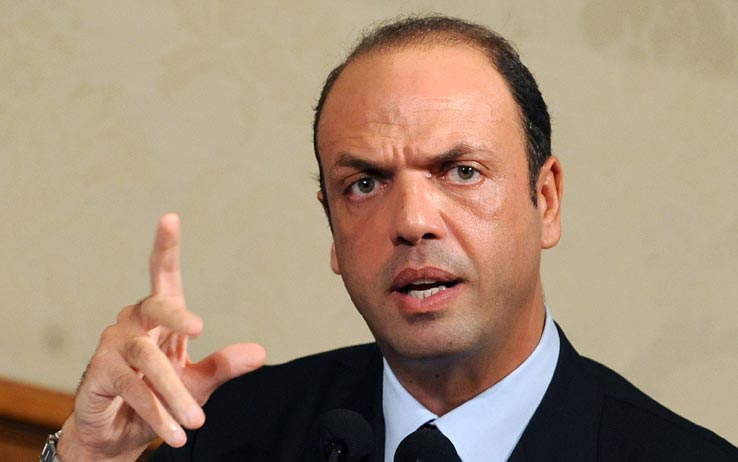 Alfano dice, «Berlusconi si è circondato di idioti»