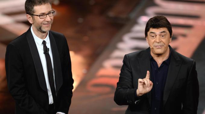 Maurizio Crozza imita Renzi e Ligabue canta i suoi successi: come rivedere i momenti della finale di Sanremo 2014