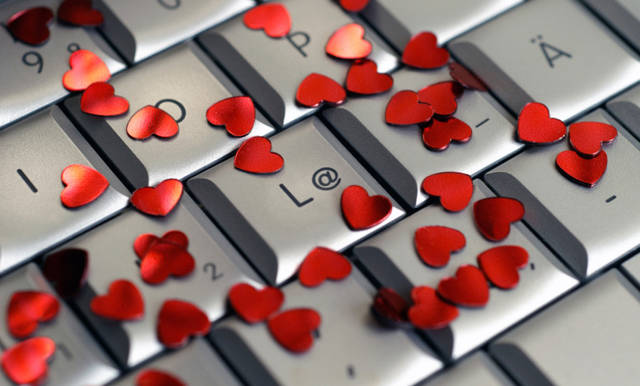 San Valentino 2014: biglietti, dediche, cartoline, frasi, email e applicazioni iPhone