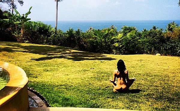Michelle Rodriguez nuda sul prato mentre fa yoga