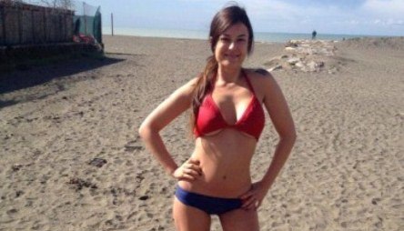 Sara Tommasi foto in costume: nuovi insulti per l’ex attrice porno su Facebook