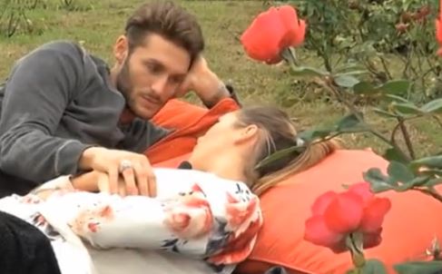 Trono Classico, Tommaso Scala è vicino alla scelta e Flavia gli sussura: “Voglio fare l’amore con te”