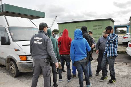 Brindisi: 15 migranti nel sottofondo di due furgoni