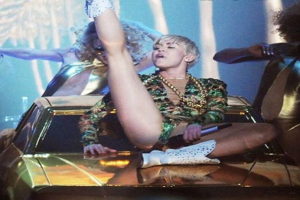 Miley Cyrus sempre più hot: duetta con le sue parti intime