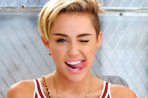 Miley Cyrus torna a scandalizzare: la cantante si presenta in lingerie sul palco