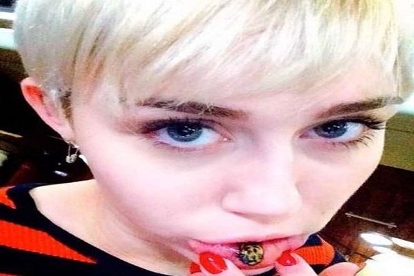Miley Cyrus shock: la cantante si è fatta tatuare il labbro