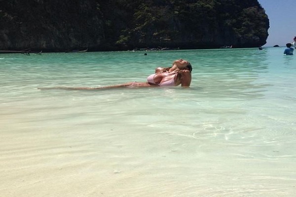 Nicole Minetti hot: pose da coniglietta in Thailandia