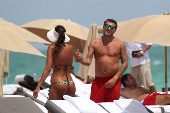 Bobo Vieri: relax tra mare, spiaggia e bellezze mozzafiato