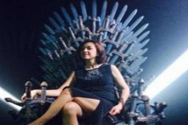 Daria Bignardi in versione Regina: sul trono di spade con borsetta e cellulite!