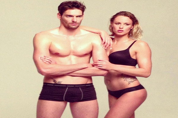 Federica Pellegrini si mostra in intimo: eccola insieme a Camille Lacourt