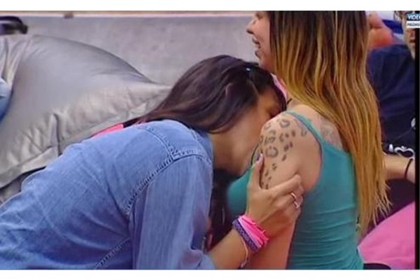 Grande Fratello hot: ecco i primi baci saffici tra Chicca, Diletta e Angela