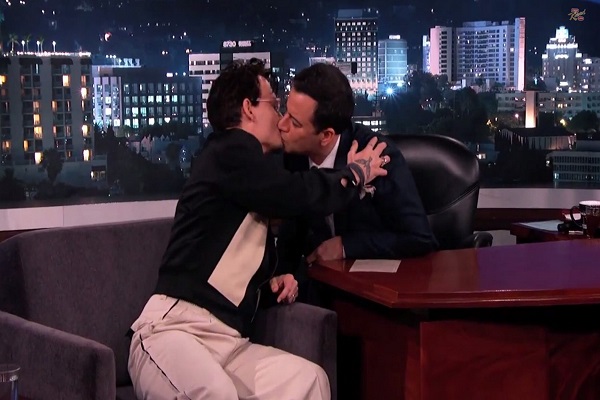 Johnny Depp shock: bacia sulla bocca un presentatore