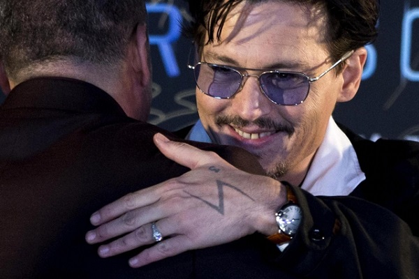 Johnny Depp e l’anello di fidanzamento: l’attore ribalta ogni regola