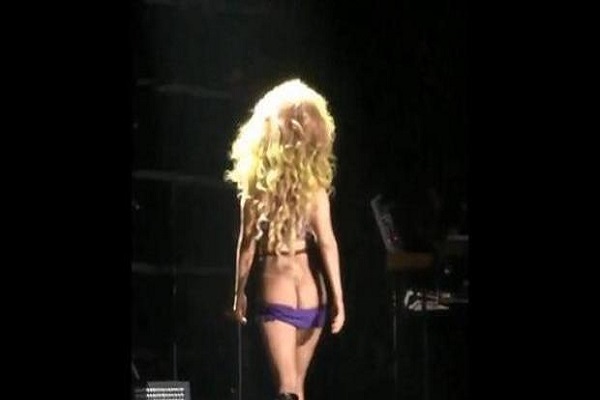Lady Gaga hot: via le mutandine sul palco di New York