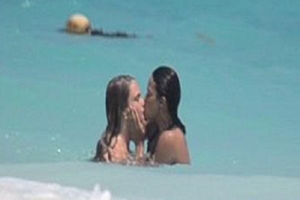 Michelle Rodriguez e Cara Delevingne: baci hot in acqua