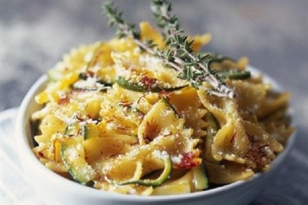 Farfalle con zucchine e zafferano: ricetta per primi