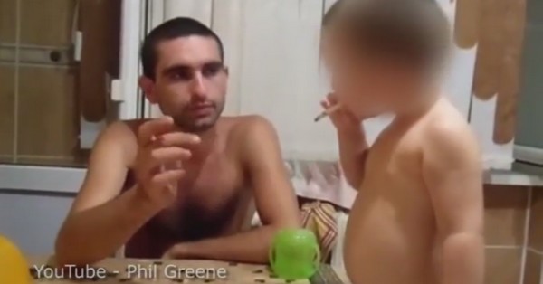 Padre fa fumare il figlio di due anni e fa un video. Accade in Russia.