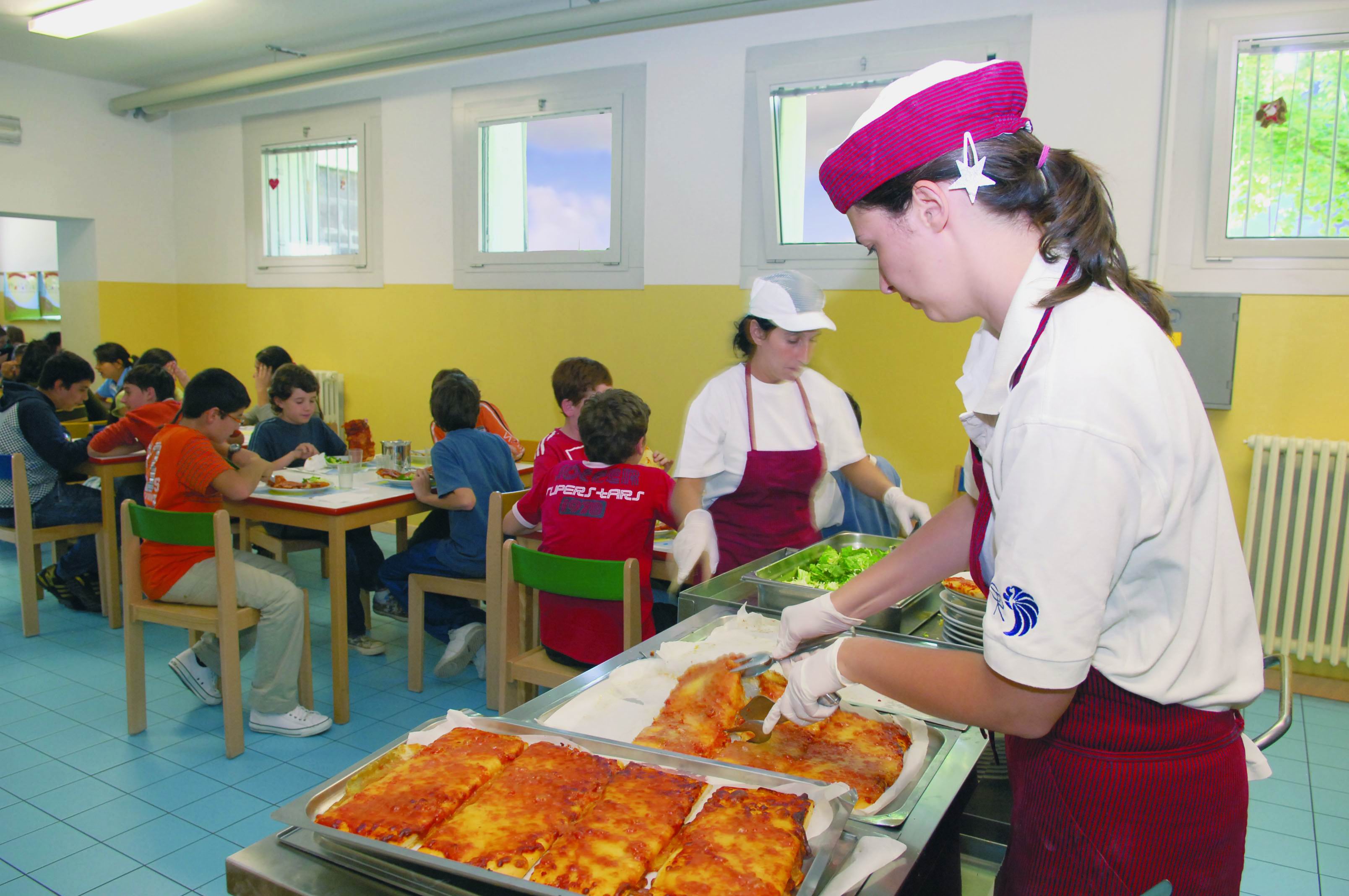 Scuola di Pomezia concede dolce ai bambini che pagano di più la mensa