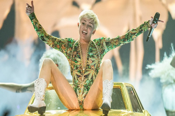 Miley Cyrus shock: durante il concerto inneggia a droghe e alcol