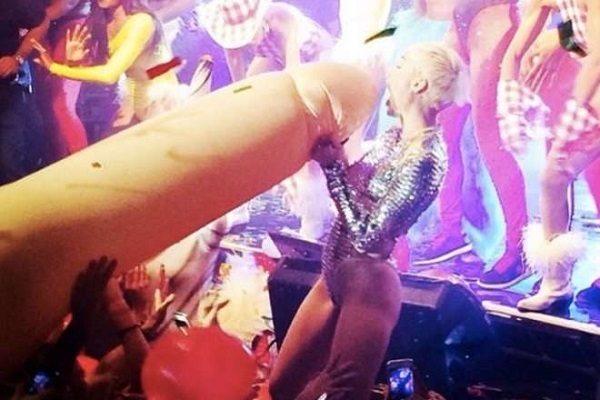 Miley Cyrus hot: fa sesso orale sul palco a Londra