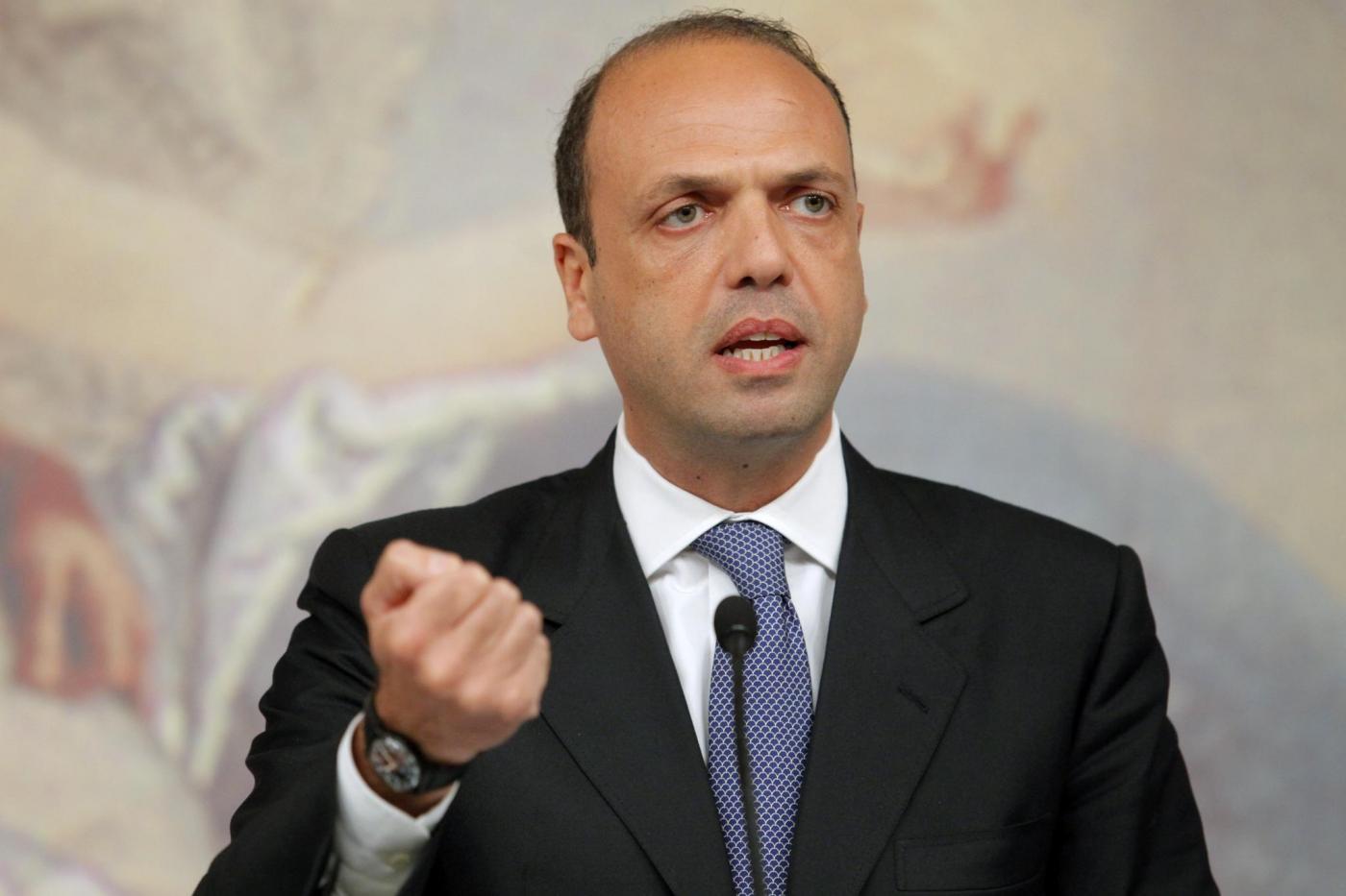 Immigrazione clandestina: Alfano non esclude arrivo di terroristi