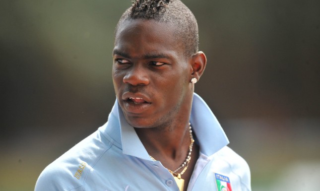 Mario Balotelli contro Sgarbi e Parietti; Dj Francesco e la sorella lo difendono