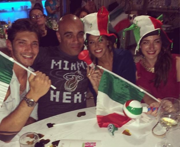 Belen Rodriguez ai Mondiali tifa Italia come il marito Stefano De Martino