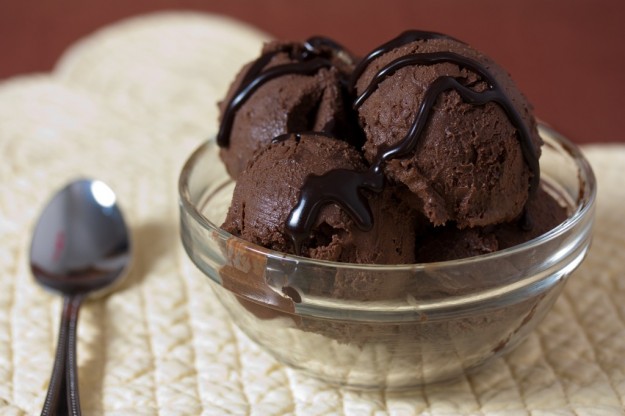 Ricette per dolci estivi: gelato al cioccolato, gli ingredienti e la preparazione