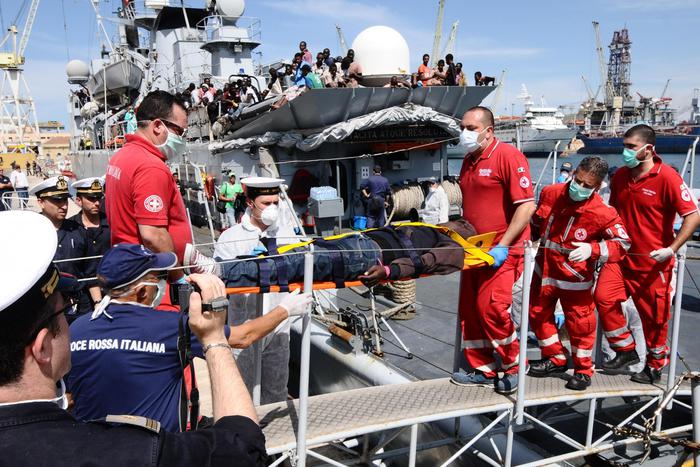 Palermo: nave Etna in arrivo, a bordo profughi, superstiti e vittime naufragio