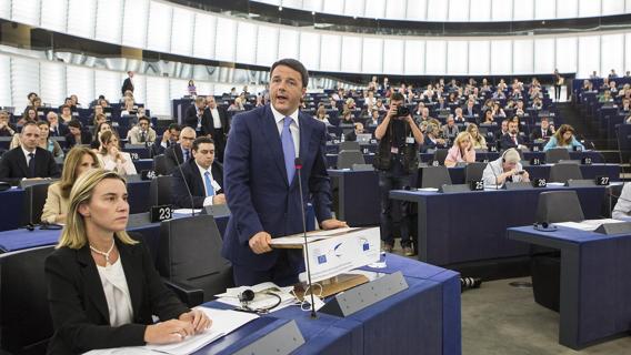 Strasburgo: Manfred Weber vs Matteo Renzi, no flessibilità e lezioni di moralità