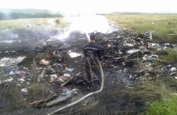 Ucraina, aereo abbattuto: ritrovata una scatola nera, Olanda in lutto