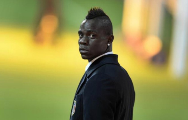 Mario Balotelli pubblica su Instagram foto con fucile dedicata a chi lo odia