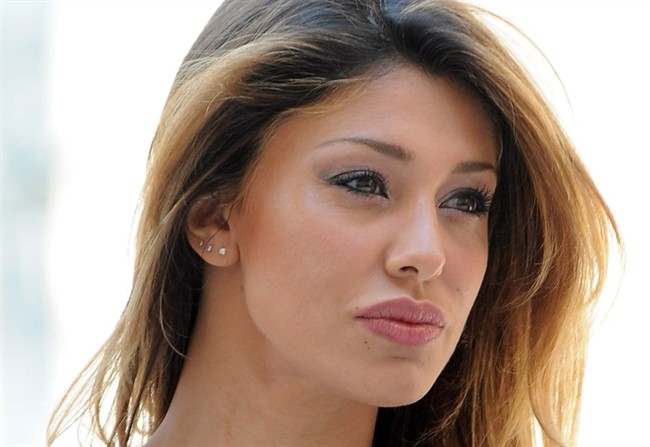 Milano: Belen Rodriguez piange e Stefano De Martino fuma indifferente