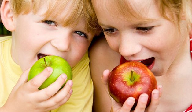 Bambini e vacanze estive: regole per merenda, spuntini e alimentazione