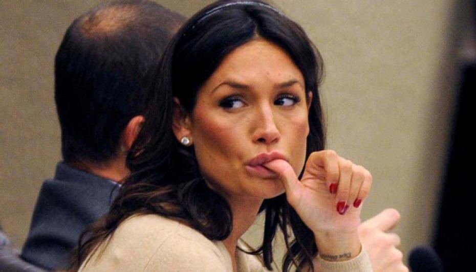 Nicole Minetti si copre il pancino: è incinta?