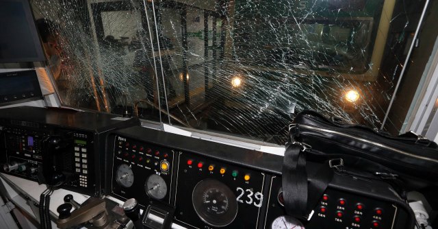 Roma, incidente metro: palo sul vagone macchinista, momenti di panico