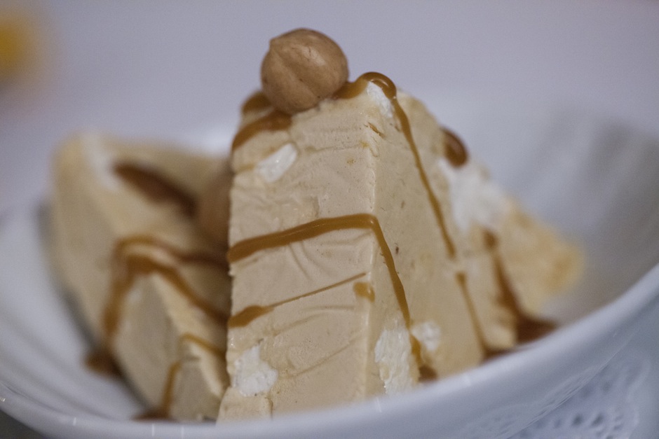 Dolci d’estate: semifreddo alle nocciole, ricetta, ingredienti e preparazione