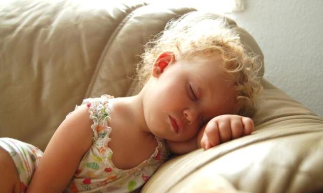 Sonno e bambini: mantenere ritmi regolari anche in estate e durante vacanze