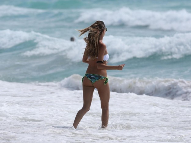 Melissa Satta: bikini, tintarella e volo per raggiungere Boateng