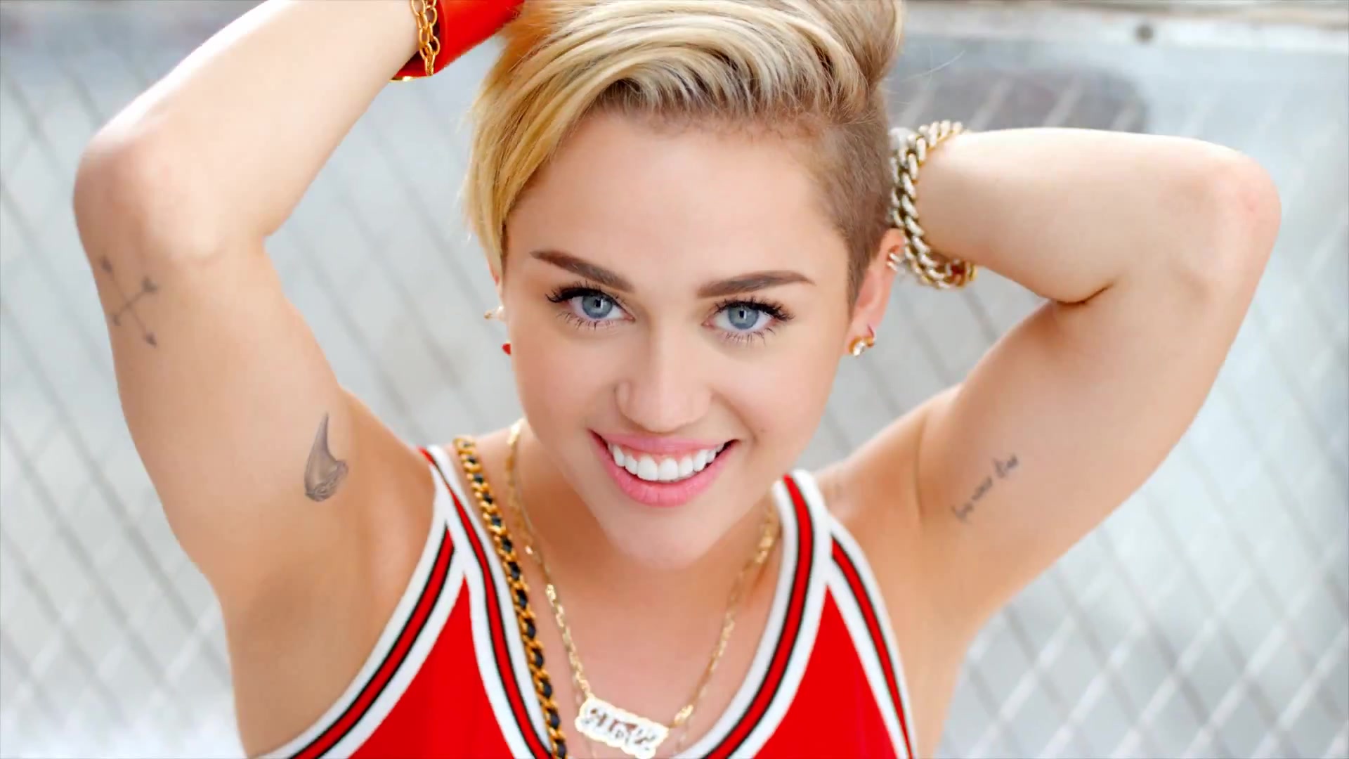 Miley Cirus: scatti hot tra i peluches e solita aria da bad girl