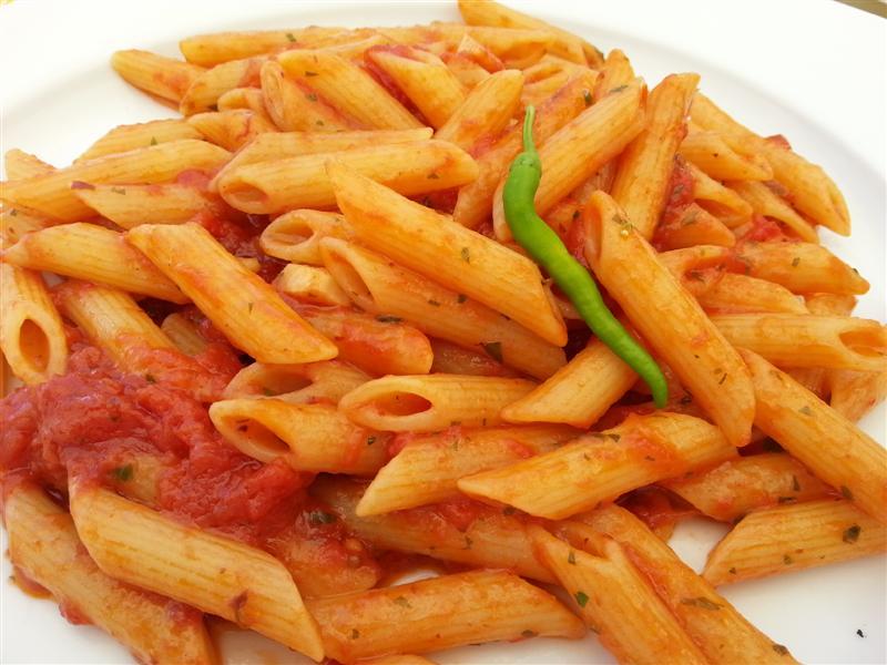Primi piatti italiani: pasta all’arrabbiata, preparazione e ricetta